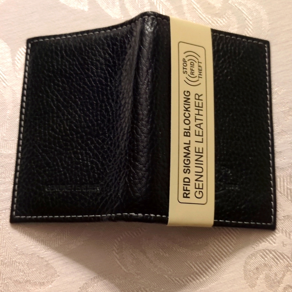 NWT G.H.Bass & Co. Brown RFID Blocking genuine leather bi-fold holder